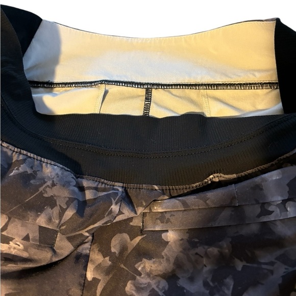 Athleta Brooklyn Midrise Short Sz 4 Printed Black Zip Pockets Running Athleisure - Picture 5 of 7